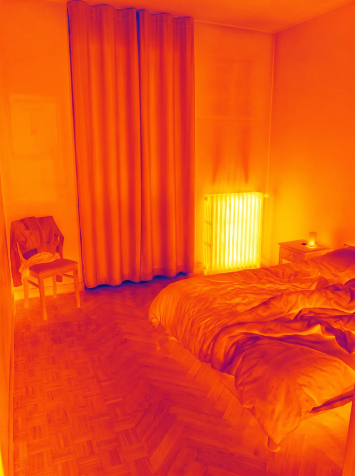 Image de caméra thermique : même chambre, rideau Maison Tamise fermé, pièce chaude