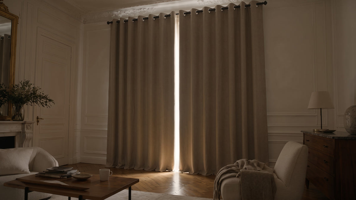 Rideaux occultants thermiques et phoniques fermés dans un salon