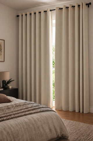 Rideau occultant thermique et phonique 3-en-1 Beige dans une chambre, gros plan sur les rideaux