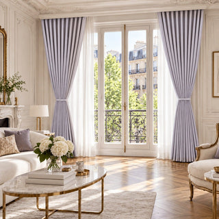 Rideaux occultants thermiques et phoniques violet dans un salon parisien