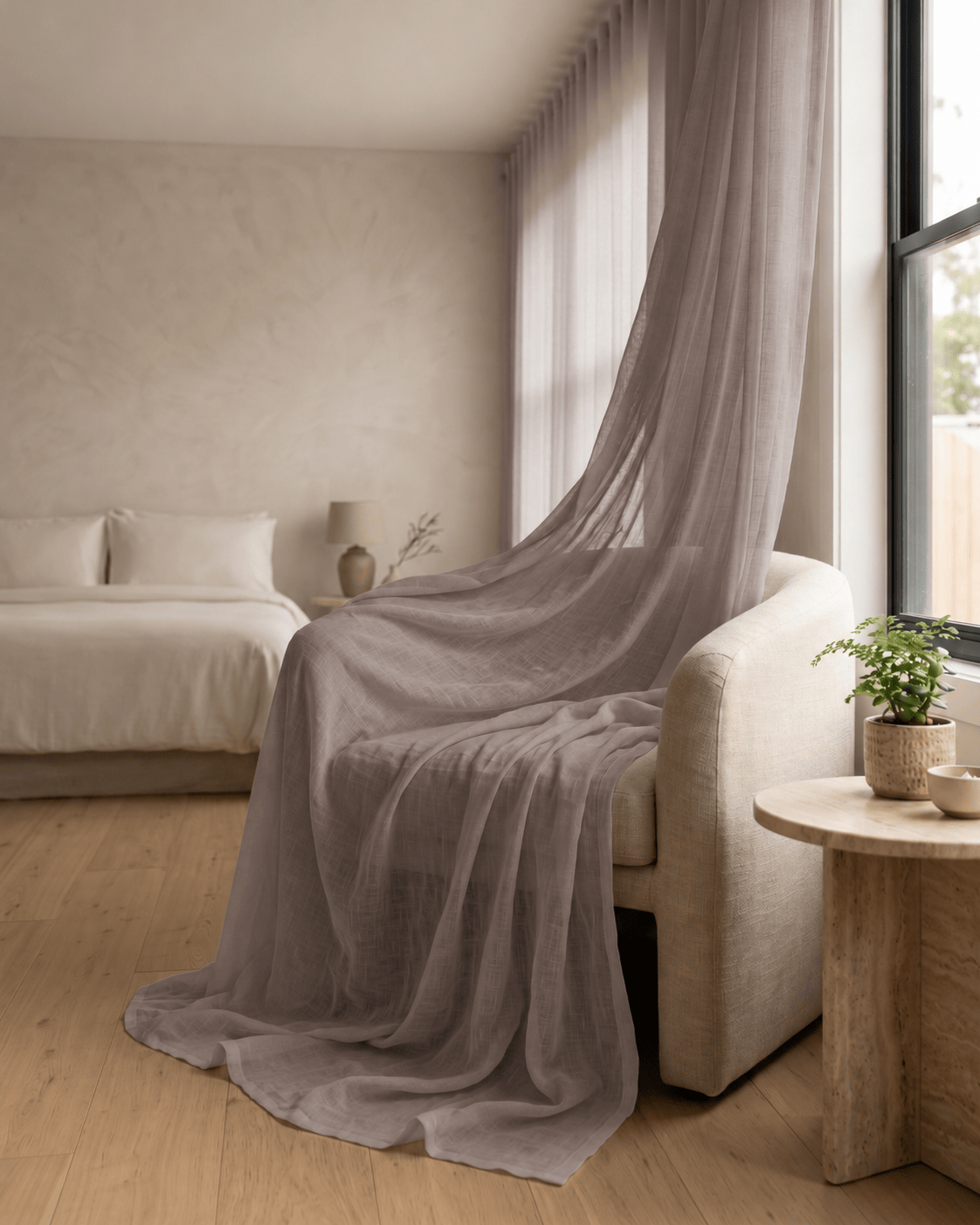 Voilage gris mauve léger drapé sur un fauteuil