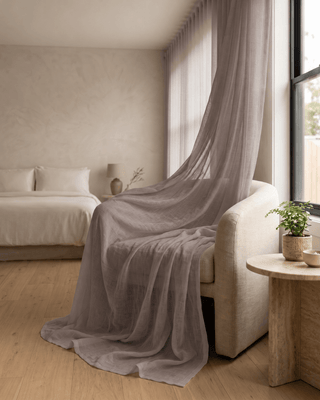 Voilage gris mauve léger drapé sur un fauteuil